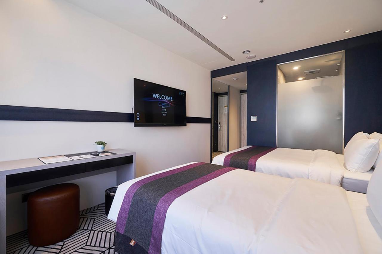 Royal Roi Hotel Taichung Bagian luar foto