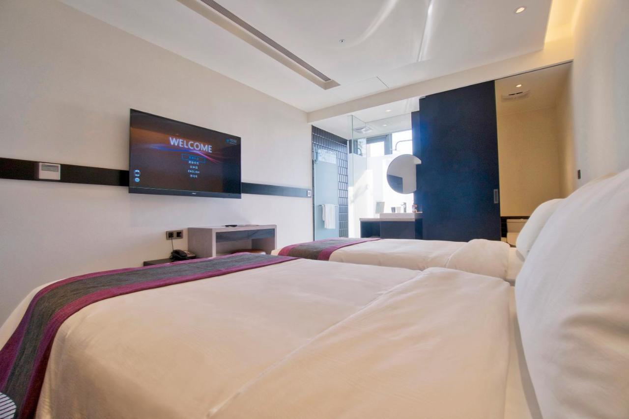 Royal Roi Hotel Taichung Bagian luar foto