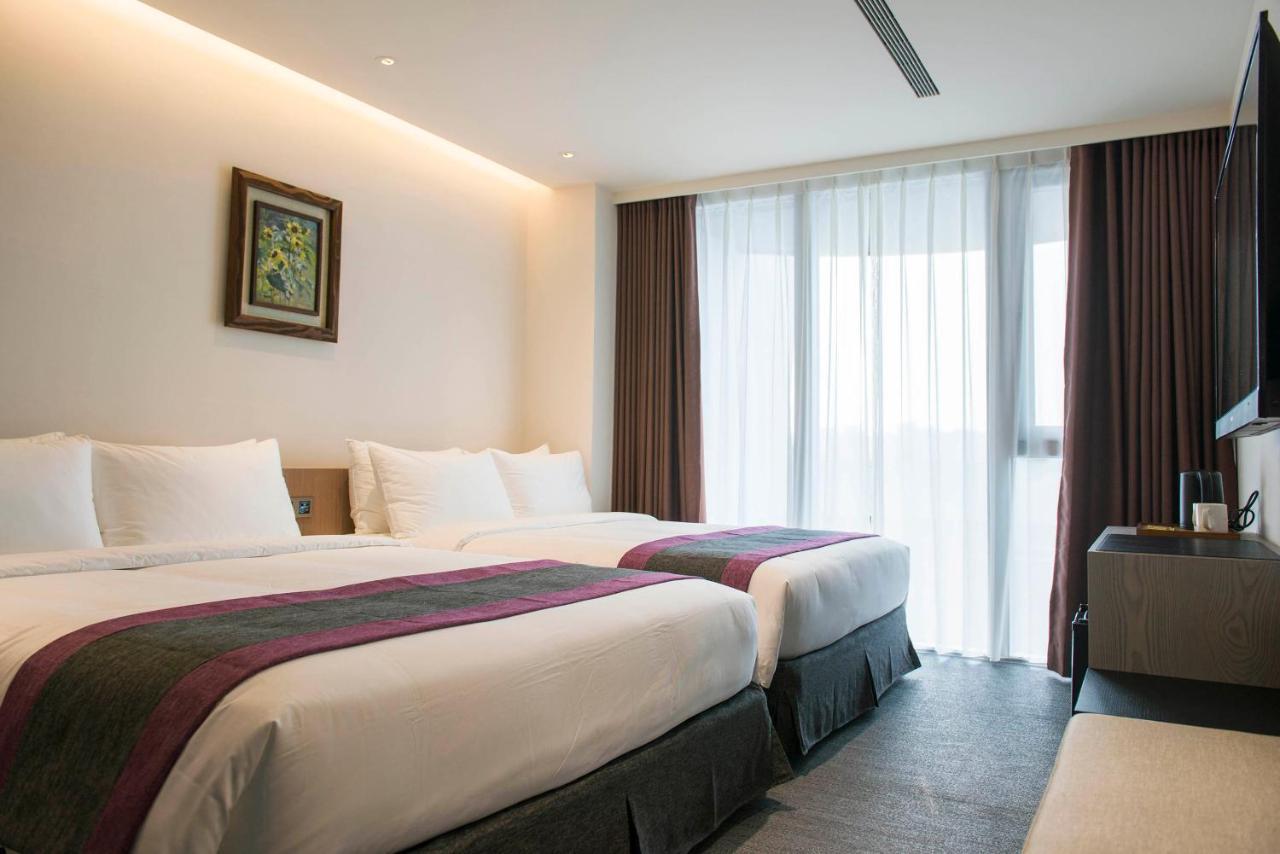 Royal Roi Hotel Taichung Bagian luar foto